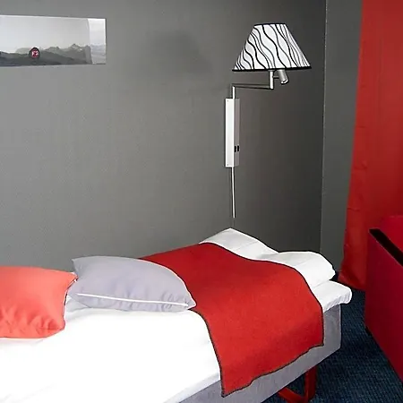 F2 Hotel *